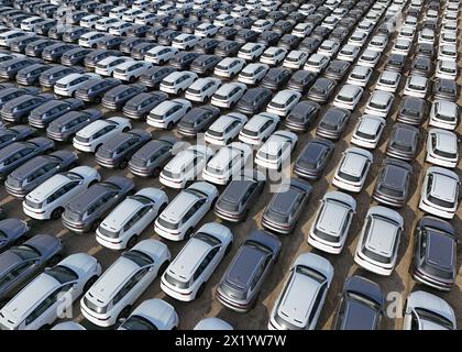 YANTAI, CHINE - 18 AVRIL 2024 - Un grand nombre de voitures électriques BYD attendent d'être expédiées pour l'exportation dans la zone portuaire de Penglai du port de Yantai dans le Shandong pro Banque D'Images