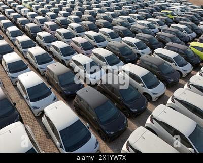 YANTAI, CHINE - 18 AVRIL 2024 - Un grand nombre de voitures électriques BYD attendent d'être expédiées pour l'exportation dans la zone portuaire de Penglai du port de Yantai dans le Shandong pro Banque D'Images