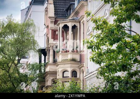 belles façades de vieux bâtiments entourées de verdure dans le quartier belge de cologne Banque D'Images