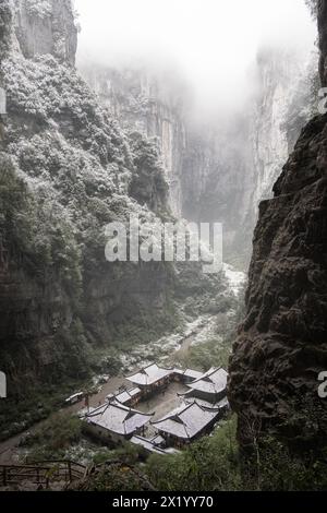 Parc national du Karst de Wulong en hiver, Chongqing, Chine. Le paysage le plus célèbre du patrimoine mondial. Banque D'Images