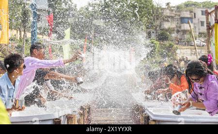 16 avril 2024, Rangamati, Chattogram, Bangladesh : le Festival Baisabi des collines s'est terminé avec le Sangrai ou festival de l'eau de la communauté Marma à Rangamati. La tristesse et la tristesse de la vieille année sont emportées et la nouvelle année est accueillie à travers ce festival de l'eau. Festival de l'eau de Sangrai étant le principal événement social de Marmas, le festival de Sangrai est célébré avec grande pompe par la communauté Marma. Bien que le festival de Baisabi se termine par le festival de l'eau au stade Rangamati Ching HLA Mong mari, le festival de Baisabi se poursuivra jusqu'à la fin avril dans les zones reculées de la hil Banque D'Images