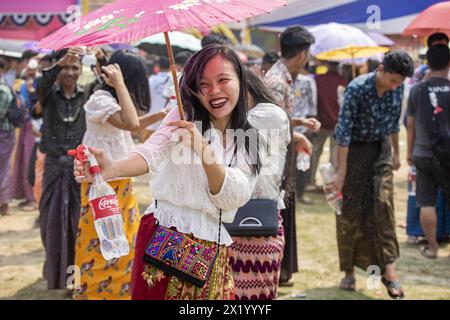 16 avril 2024, Rangamati, Chattogram, Bangladesh : le Festival Baisabi des collines s'est terminé avec le Sangrai ou festival de l'eau de la communauté Marma à Rangamati. La tristesse et la tristesse de la vieille année sont emportées et la nouvelle année est accueillie à travers ce festival de l'eau. Festival de l'eau de Sangrai étant le principal événement social de Marmas, le festival de Sangrai est célébré avec grande pompe par la communauté Marma. Bien que le festival de Baisabi se termine par le festival de l'eau au stade Rangamati Ching HLA Mong mari, le festival de Baisabi se poursuivra jusqu'à la fin avril dans les zones reculées de la hil Banque D'Images