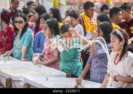 16 avril 2024, Rangamati, Chattogram, Bangladesh : le Festival Baisabi des collines s'est terminé avec le Sangrai ou festival de l'eau de la communauté Marma à Rangamati. La tristesse et la tristesse de la vieille année sont emportées et la nouvelle année est accueillie à travers ce festival de l'eau. Festival de l'eau de Sangrai étant le principal événement social de Marmas, le festival de Sangrai est célébré avec grande pompe par la communauté Marma. Bien que le festival de Baisabi se termine par le festival de l'eau au stade Rangamati Ching HLA Mong mari, le festival de Baisabi se poursuivra jusqu'à la fin avril dans les zones reculées de la hil Banque D'Images