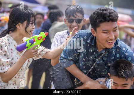 16 avril 2024, Rangamati, Chattogram, Bangladesh : le Festival Baisabi des collines s'est terminé avec le Sangrai ou festival de l'eau de la communauté Marma à Rangamati. La tristesse et la tristesse de la vieille année sont emportées et la nouvelle année est accueillie à travers ce festival de l'eau. Festival de l'eau de Sangrai étant le principal événement social de Marmas, le festival de Sangrai est célébré avec grande pompe par la communauté Marma. Bien que le festival de Baisabi se termine par le festival de l'eau au stade Rangamati Ching HLA Mong mari, le festival de Baisabi se poursuivra jusqu'à la fin avril dans les zones reculées de la hil Banque D'Images