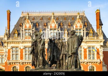 Le monument les Bourgeois de Calais « les citoyens de Calais » par Auguste Rodin devant la mairie de Calais, France Banque D'Images