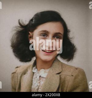 Photo d'identité d'Anne Frank tirée d'un album photo, âgé de 13 ans, prise à Polyfoto à Amsterdam en mai 1942. Matériel : papier photo. Banque D'Images