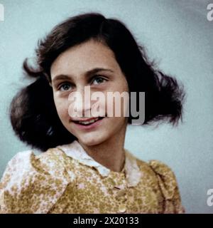 Photo d'identité d'Anne Frank tirée d'un album photo, prise à Polyfoto à Amsterdam en mai 1942. Cette photographie a été prise deux mois avant qu'elle et sa famille ne se cachent. Matériel : papier photo. Banque D'Images