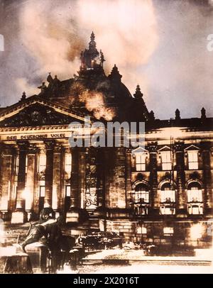 Le bâtiment du Reichstag en feu le 27 février 1933, le bâtiment du Reichstag a été détruit par un incendie organisé par les nationaux-socialistes. Il a servi le gouvernement hitlérien comme prétexte à une campagne de terreur, principalement contre les communistes et autres antifascistes. Dans ce contexte, le communiste bulgare Georgi Dimitroff a été arrêté et jugé comme innocent dans le procès de l'incendie du Reichstag. Banque D'Images