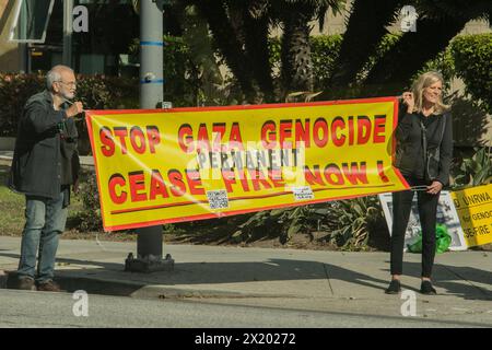 Los Angeles, États-Unis. 18 avril 2024. Les manifestants de Santa Monica, en Californie, appellent à un cessez-le-feu permanent à Gaza. Les images montrent les activistes tenant des banderoles sur les bords des routes le 17 avril. (Photo d'Alberto Sibaja/Pacific Press) crédit : Pacific Press Media production Corp./Alamy Live News Banque D'Images