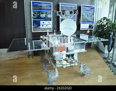 Vienne, Autriche. 16 avril 2024. Une maquette du rover lunaire chinois Yutu est photographiée au Centre International de Vienne, en Autriche, le 16 avril 2024. POUR ALLER AVEC 'interview : le chef de l'espace de l'ONU salue 'forte' coopération avec la Chine' crédit : HE Canling/Xinhua/Alamy Live News Banque D'Images