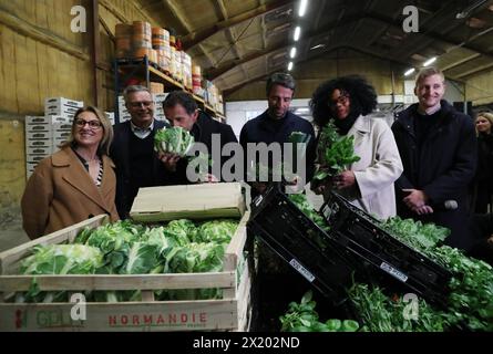 Paris, France. 18 avril 2024. Tony Estanguet (3ème R), président du comité d’organisation des Jeux Olympiques et Paralympiques de Paris 2024, visite la ferme de pommes de terre Vaulerand à Villeron, près de Paris, France, le 18 avril 2024. Carrefour, géant français des supermarchés et sponsor de Paris 2024, a présenté jeudi sa stratégie pour fournir des produits frais aux athlètes au Village Olympique lors des Jeux Olympiques et Paralympiques de Paris 2024. Crédit : Gao Jing/Xinhua/Alamy Live News Banque D'Images