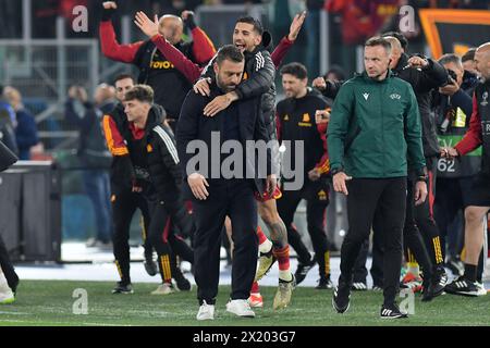 Roma, Latium. 18 avril 2024. Daniele de Rossi, entraîneur rom, Lorenzo Pellegrini de l'AS Roma célébrant la victoire à la fin du match lors du match de deuxième match de quart de finale de l'UEFA Europa League AS Roma contre Milan au stade Olimpico de Rome, Italie, le 18 avril 2024. AllShotLive Credit : Sipa USA/Alamy Live News Banque D'Images