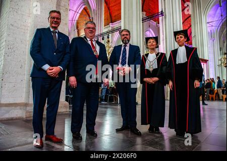 Le secrétaire général du ministère des Affaires étrangères, Paul Huijts (à gauche), le maire de Nimègue, Hubert Bruls (au centre gauche), Eliot Higgins (au centre) et le recteur Magnificus de l'Université Radboud, Jose Sanders (2e à droite), posent pour les photos pendant l'événement. La Médaille des traités de Nimègue est un prix semestriel décerné à une personnalité internationale clé ou à une organisation qui a apporté une contribution spéciale en politique, en science, en économie ou en culture au développement et à la position de l'Europe, ou qui a contribué à la paix européenne. Cette année, Eliot Higgins, le fondateur britannique de l’Investigat international Banque D'Images