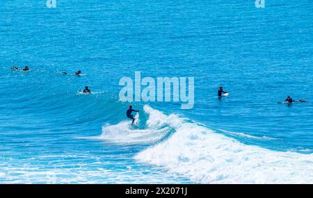 Surfeurs à Winkipop à Bells Beach sur la Great Ocean Road en Australie. Bells Beach est l'une des plages de surf les plus populaires et les plus renommées au monde. Banque D'Images