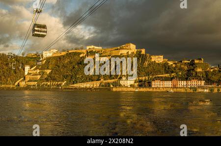 Téléphérique à la forteresse d'Ehrenbreitstein dans la lumière du soir, Coblence, vallée du Haut-Rhin moyen, Rhénanie-Palatinat, Allemagne Banque D'Images