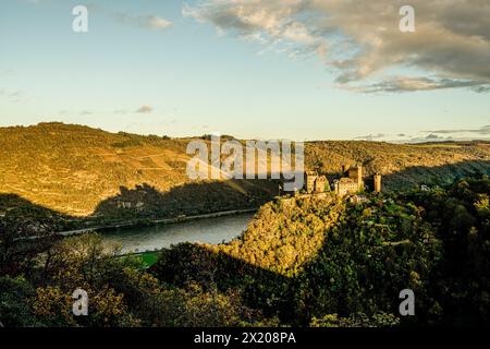Ambiance nocturne sur le Rhin, Schönburg à Oberwesel et sa silhouette, Haut Rhin moyen vallée, Rhénanie-Palatinat, Allemagne Banque D'Images