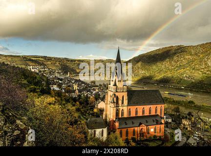 Arc-en-ciel sur la vallée du Rhin, vieille ville d'Oberwesel, au premier plan la Liebfrauenkirche, haute vallée du Rhin moyen, Rhénanie-Palatinat, Allemagne Banque D'Images