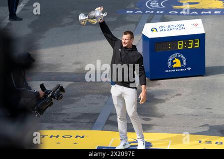 Boston, Massachusetts, États-Unis 15 avril 2024 ancien joueur de la National Football League, de longue date New England Patriots Tight End et Grand Marshall du 128e Marathon de Boston tenant le trophée winnerÕs à la ligne d'arrivée du Marathon à Copley Square, Boston, Massachusetts, États-Unis le 15 avril 2024. (Rick Friedman/Polaris ) Banque D'Images