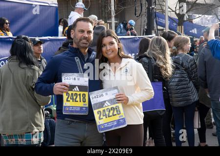 Boston, Massachusetts, USA 15 avril 2024 ligne d'arrivée du marathon de Boston 128 à Copley Square, Boston, Massachusetts, USA le 15 avril 2024. (Rick Friedman /Polaris ) Banque D'Images