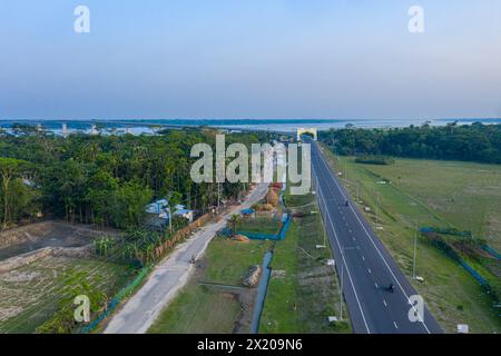 Vue aérienne du 8ème pont de l'amitié Bangladesh-Chine (pont Bekutia) au-dessus de la rivière Kacha à Pirojpur au Bangladesh. Banque D'Images