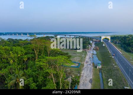 Vue aérienne du 8ème pont de l'amitié Bangladesh-Chine (pont Bekutia) au-dessus de la rivière Kacha à Pirojpur au Bangladesh. Banque D'Images