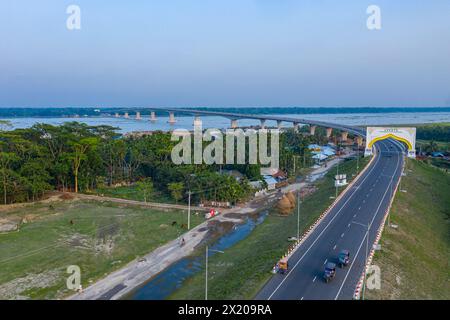 Vue aérienne du 8ème pont de l'amitié Bangladesh-Chine (pont Bekutia) au-dessus de la rivière Kacha à Pirojpur au Bangladesh. Banque D'Images