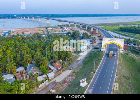 Vue aérienne du 8ème pont de l'amitié Bangladesh-Chine (pont Bekutia) au-dessus de la rivière Kacha à Pirojpur au Bangladesh. Banque D'Images