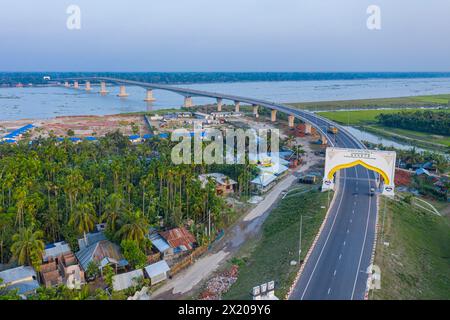 Vue aérienne du 8ème pont de l'amitié Bangladesh-Chine (pont Bekutia) au-dessus de la rivière Kacha à Pirojpur au Bangladesh. Banque D'Images