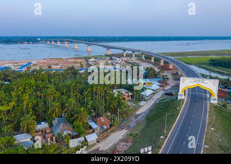 Vue aérienne du 8ème pont de l'amitié Bangladesh-Chine (pont Bekutia) au-dessus de la rivière Kacha à Pirojpur au Bangladesh. Banque D'Images