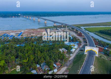 Vue aérienne du 8ème pont de l'amitié Bangladesh-Chine (pont Bekutia) au-dessus de la rivière Kacha à Pirojpur au Bangladesh. Banque D'Images