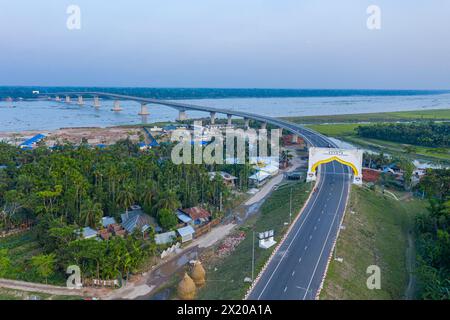 Vue aérienne du 8ème pont de l'amitié Bangladesh-Chine (pont Bekutia) au-dessus de la rivière Kacha à Pirojpur au Bangladesh. Banque D'Images