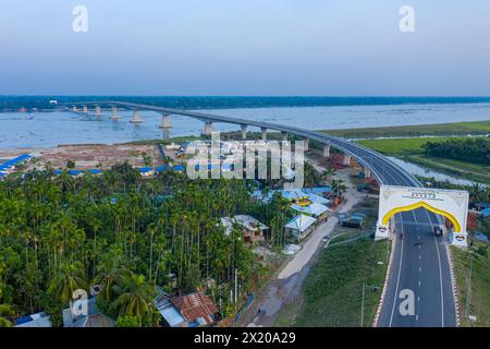 Vue aérienne du 8ème pont de l'amitié Bangladesh-Chine (pont Bekutia) au-dessus de la rivière Kacha à Pirojpur au Bangladesh. Banque D'Images