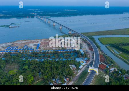 Vue aérienne du 8ème pont de l'amitié Bangladesh-Chine (pont Bekutia) au-dessus de la rivière Kacha à Pirojpur au Bangladesh. Banque D'Images