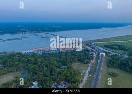 Vue aérienne du 8ème pont de l'amitié Bangladesh-Chine (pont Bekutia) au-dessus de la rivière Kacha à Pirojpur au Bangladesh. Banque D'Images