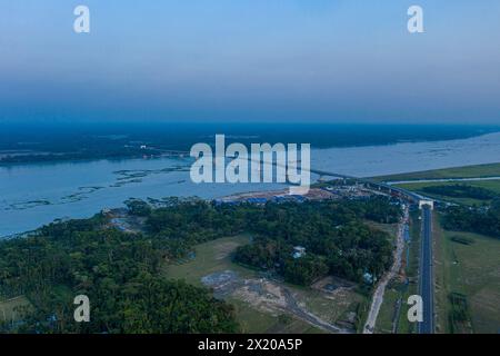 Vue aérienne du 8ème pont de l'amitié Bangladesh-Chine (pont Bekutia) au-dessus de la rivière Kacha à Pirojpur au Bangladesh. Banque D'Images