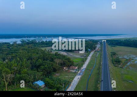 Vue aérienne du 8ème pont de l'amitié Bangladesh-Chine (pont Bekutia) au-dessus de la rivière Kacha à Pirojpur au Bangladesh. Banque D'Images