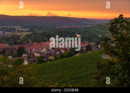 Ambiance nocturne sur Sommerhausen am main et ses vignobles, quartier de Würzburg, Franconie, basse-Franconie, Bavière, Allemagne Banque D'Images