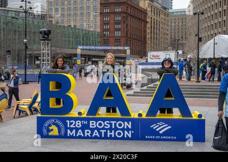 Boston, Massachusetts, États-Unis 14 avril 2024 le Boston Marathon FanFest sur Boston City Hall Plaza à Boston, Massachusetts, États-Unis le 15 avril 2024. Banque D'Images