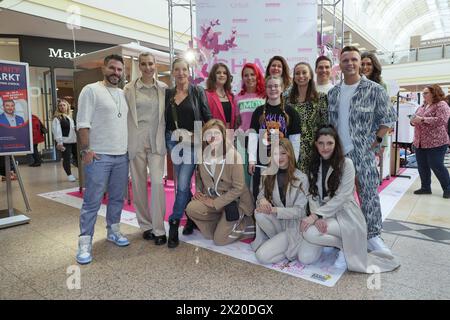 ASSOCIATION CARITATIVE FLOHMARKT Im AEZ 18.04.2024 Gruppenfoto mit u.a. Christian Polanc,Katy Karrenbauer,Verena Kerth, Marc Terenzi,Dana Diekmeier, Maren Gilzer, Emil Kusmire, Hannah von Die Spielzeugtester , Alicia Alvarez, Patricia Gienk, Svenja Theißen, Promi-Charity-Flohmarkt zu Gunsten der Tribute to Bambi Stiftung, Hambourg 18.04.2024 *** PROMI CHARITY FLOHMARKT Im AEZ 18 04 2024 photo de groupe avec Christian Polanc, Katy Karrenbauer, Verena Kerth, Marc Terenzi, Dana Diekmeier, Maren Gilzer, Emil Kusmire, Hannah von Die Spielzeugtester, Alicia Alvarez, Patricia Gienk, Sv Banque D'Images