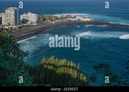 Puerto de la Cruz ; vue de Playa Martiánez avec la zone de baignade du Lago Martiánez conçue par César Manrique (1919-1992), Tenerife, Îles Canaries, Spai Banque D'Images