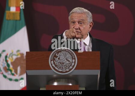 Mexico, Mexique. 18 avril 2024. Le président mexicain, Andres Manuel Lopez Obrador, gesticule lors d'une conférence d'information au Palais National. Le 18 avril 2024, Mexico, Mexique. (Photo par Ismael Rosas / Eyepix Group / Sipa USA) crédit : Sipa USA / Alamy Live News Banque D'Images