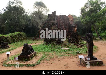 Statue de Nadi près d'un temple au parc archéologique de Mỹ Sơn dans la province de Quảng Nam, Vietnam. Banque D'Images