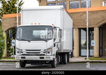 Cabine standard industrielle sur transporteur local petit camion semi-remorque avec remorque à caisse faire une livraison debout sur le parking avec multi-niveaux commercial Banque D'Images