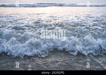 Vagues qui battent vers le rivage au lever du soleil à South Ponte Vedra Beach, Floride. (ÉTATS-UNIS) Banque D'Images