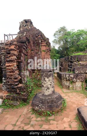 Cette colonne de pierre semblable à un linga est datée du 10ème siècle. Parc archéologique de Mỹ Sơn dans la province de Quảng Nam, Vietnam. Banque D'Images