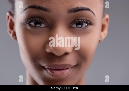 Visage de jeune femme avec des traits délicats et un soupçon de sourire Banque D'Images