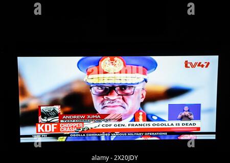 Kenya. 18 avril 2024. Capture d'écran prise sur TV47 au Kenya alors qu'elle annonçait la mort du chef des forces de défense, le général Francis Ogolla, qui a perdu la vie avec 9 autres personnes dans un accident d'hélicoptère militaire peu après le décollage à Elgeiyo Marakwet situé à environ 400 km au nord-ouest de Nairobi. Son corps a été transféré à Nairobi Embakasi Garrison. Le président William Ruto a déclaré trois jours de deuil national suite à l'accident, les drapeaux flotteront en Berne. Crédit : SOPA images Limited/Alamy Live News Banque D'Images