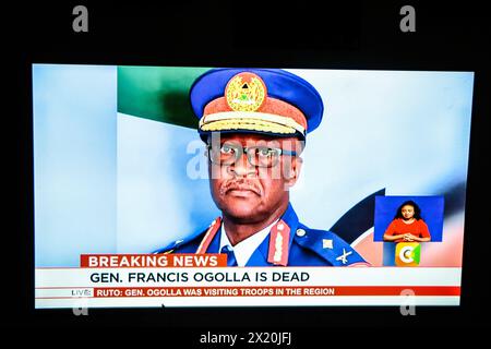 Kenya. 18 avril 2024. Capture d'écran prise sur Citizen TV au Kenya alors qu'elle annonçait la mort du chef des forces de défense, le général Francis Ogolla, qui a perdu la vie avec 9 autres personnes dans un accident d'hélicoptère militaire peu après le décollage à Elgeiyo Marakwet situé à environ 400 km au nord-ouest de Nairobi. Son corps a été transféré à Nairobi Embakasi Garrison. Le président William Ruto a déclaré trois jours de deuil national suite à l'accident, les drapeaux flotteront en Berne. (Photo de James Wakibia/SOPA images/SIPA USA) crédit : SIPA USA/Alamy Live News Banque D'Images
