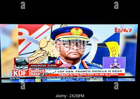 Kenya. 18 avril 2024. Capture d'écran prise sur TV47 au Kenya alors qu'elle annonçait la mort du chef des forces de défense, le général Francis Ogolla, qui a perdu la vie avec 9 autres personnes dans un accident d'hélicoptère militaire peu après le décollage à Elgeiyo Marakwet situé à environ 400 km au nord-ouest de Nairobi. Son corps a été transféré à Nairobi Embakasi Garrison. Le président William Ruto a déclaré trois jours de deuil national suite à l'accident, les drapeaux flotteront en Berne. (Photo de James Wakibia/SOPA images/SIPA USA) crédit : SIPA USA/Alamy Live News Banque D'Images