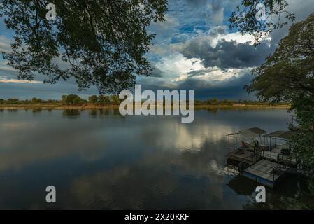 Vue paysage sur les rives de la rivière Okavango, Caprivi, Namibie Banque D'Images